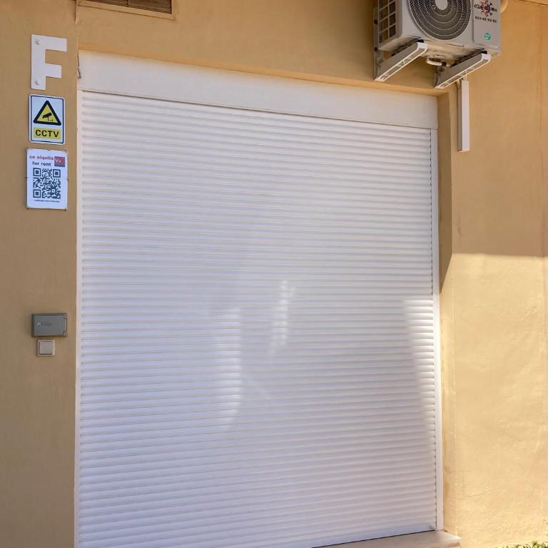 La Manga km 0, pisos estudios - planta baja - 100m de la playa - studio flats - ground floor - 100m from the beach, cada con bicis & tabla SUP, piscina & pádel & tenis & más - each with bikes & SUP board, pool & paddle & tennis & more - Apartamento de 1 dormitorio - 12