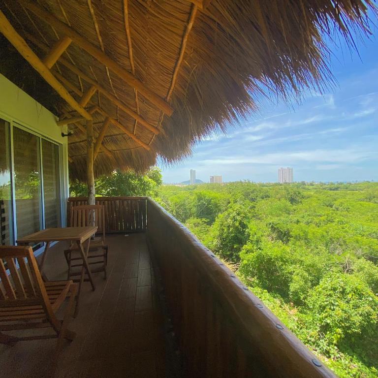 Palm Valley Cabins - Family Room with Balcony - 6