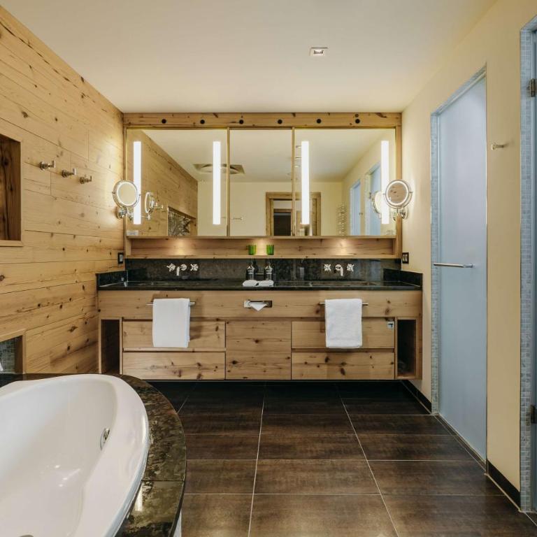Grand Tirolia Kitzbühel - Member of Hommage Luxury Hotels Collection - Junior Suite mit Kingsize-Bett und Alpenblick - 3