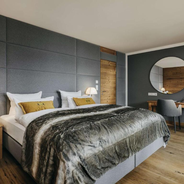 Grand Tirolia Kitzbühel - Member of Hommage Luxury Hotels Collection - Suite mit 1 Schlafzimmer mit Kingsize-Bett und Alpenblick - 3