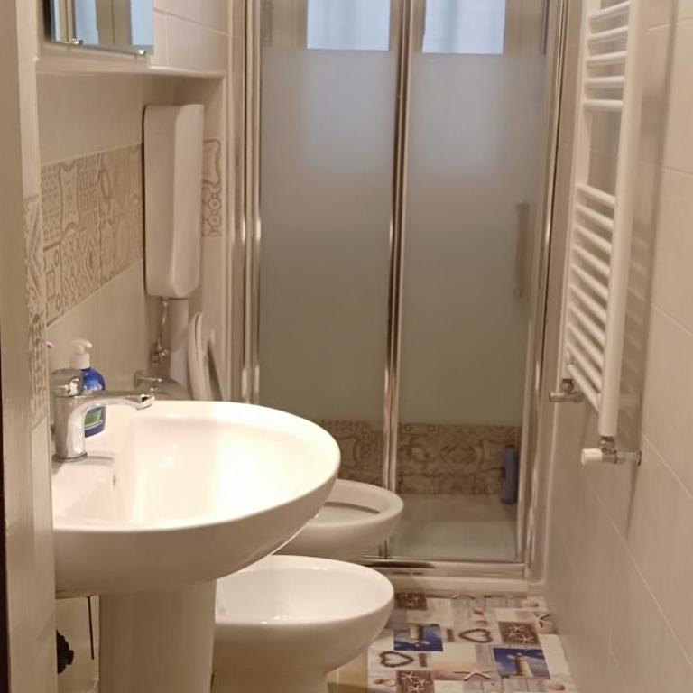 Renato House - Camera Matrimoniale Standard con Bagno in Comune - 8