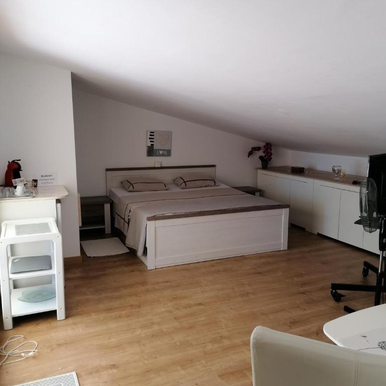 habitación con techo inclinado y vista al mar - Apartamento de 1 dormitorio - 12