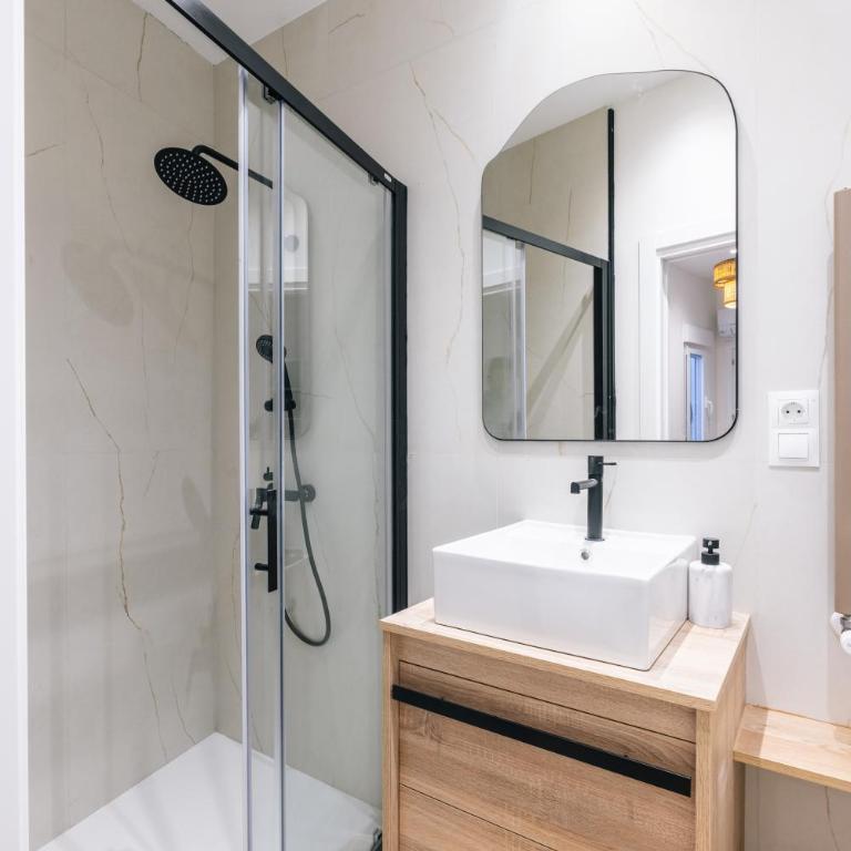 Luxury Flat next to Gran Via Madrid - Two-Bedroom Apartment - 3