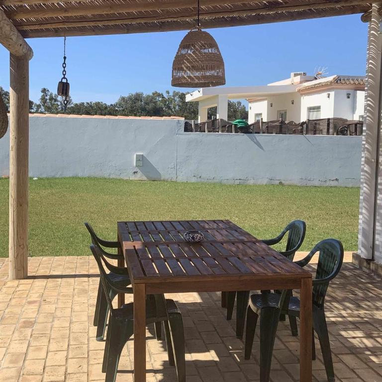 Las Casitas de la Barrosa con jardín y piscina - Casa - 15