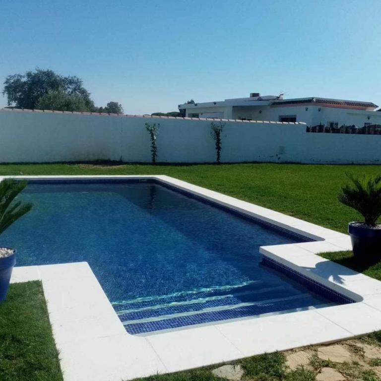 Las Casitas de la Barrosa con jardín y piscina - Casa - 17