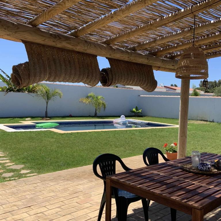 Las Casitas de la Barrosa con jardín y piscina - Casa - 38