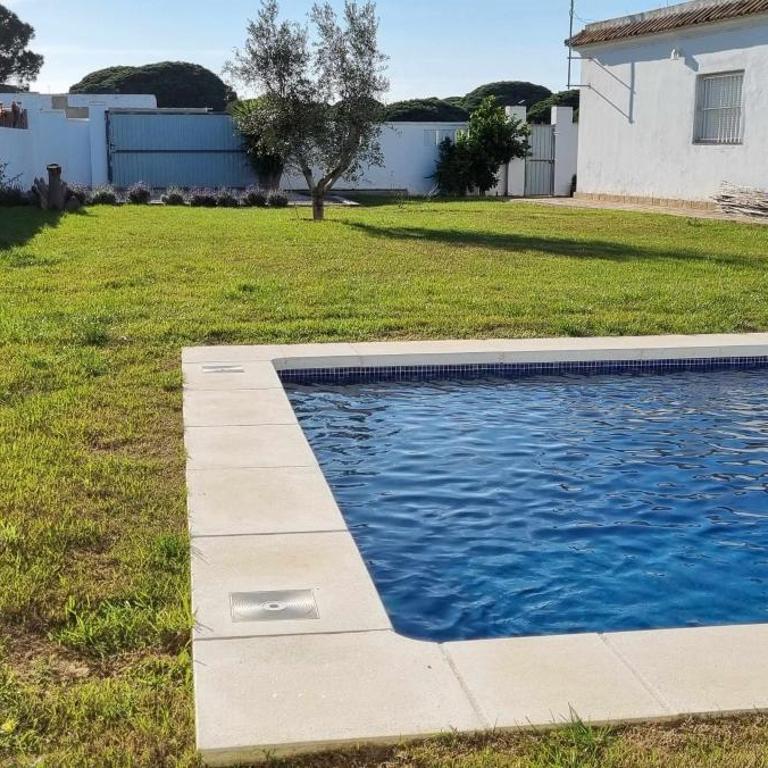 Las Casitas de la Barrosa con jardín y piscina - Casa - 25