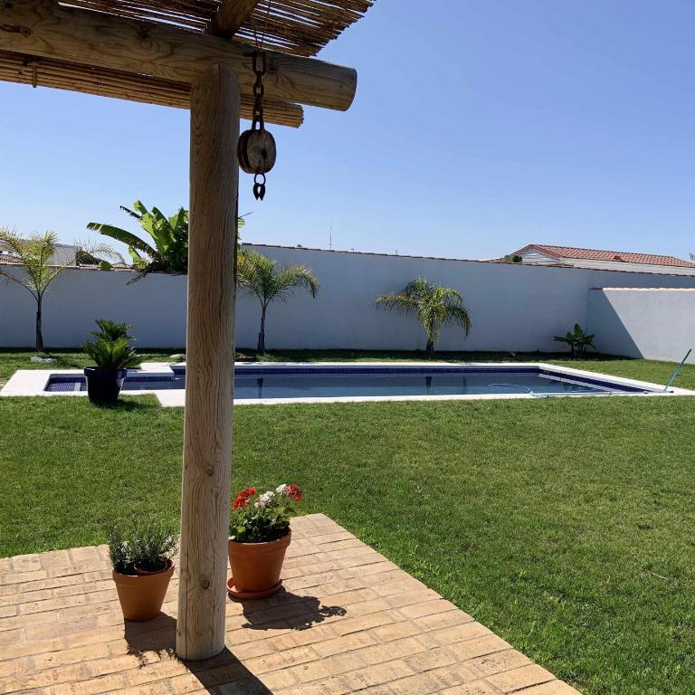 Las Casitas de la Barrosa con jardín y piscina - Casa - 27