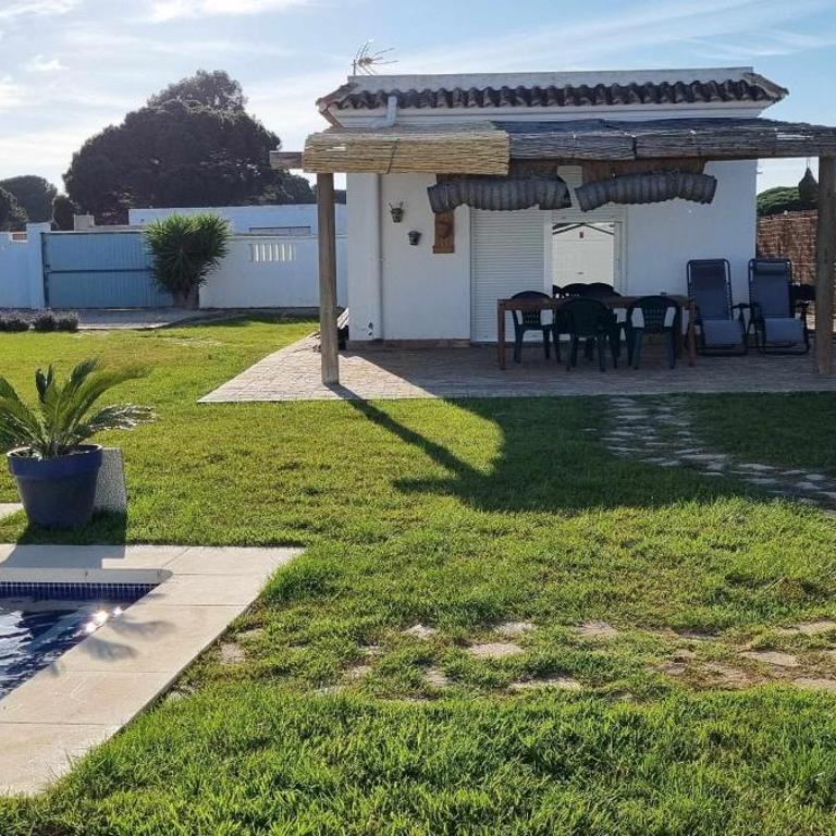 Las Casitas de la Barrosa con jardín y piscina - Casa - 28