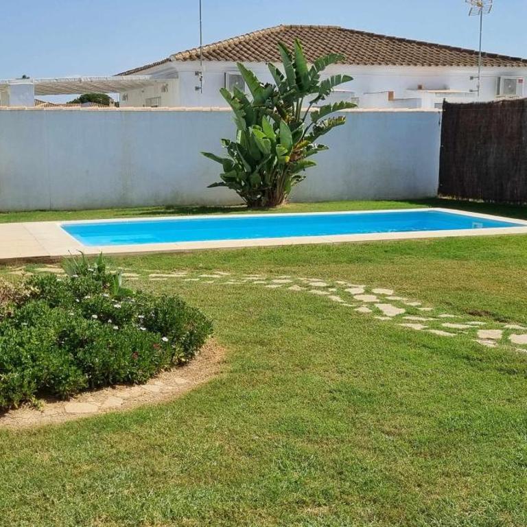 Las Casitas de la Barrosa con jardín y piscina - Casa - 3