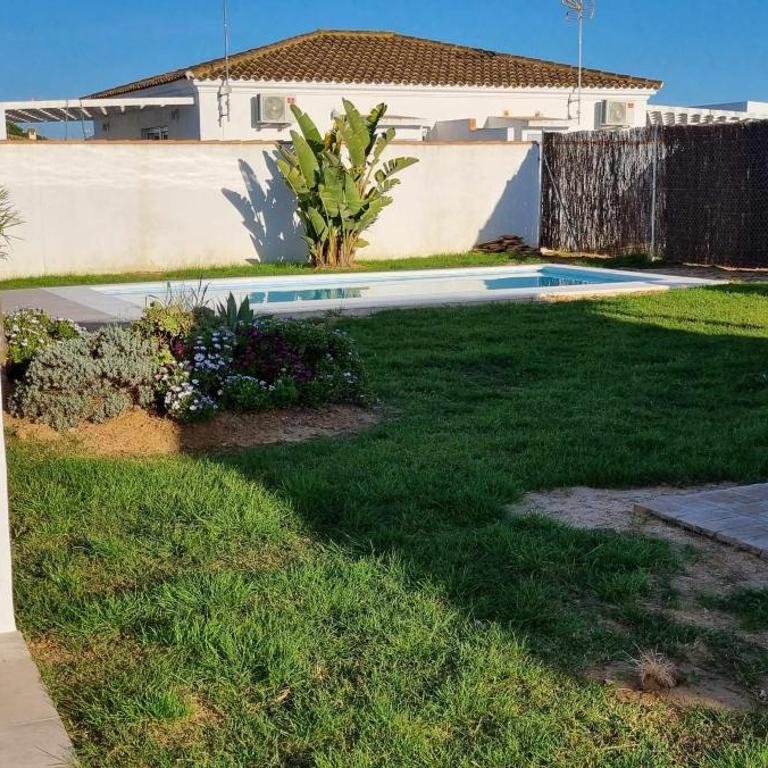 Las Casitas de la Barrosa con jardín y piscina - Casa - 10