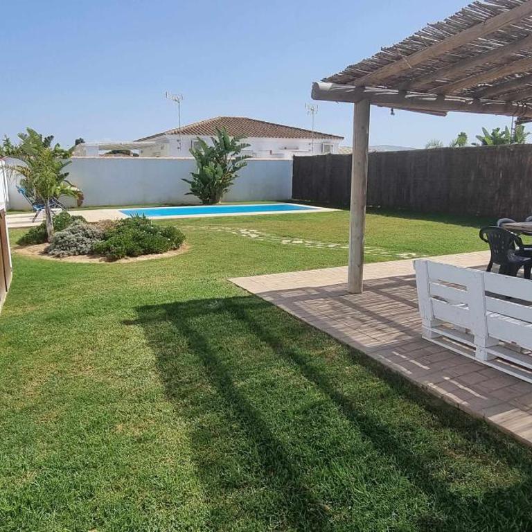 Las Casitas de la Barrosa con jardín y piscina - Casa - 12