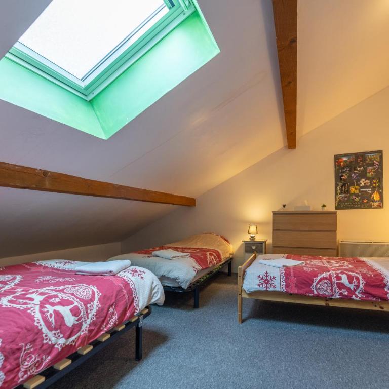 REFUGE- GITE Le Pas de l'Ane - Chambre Triple Économique avec Salle de Bains Commune - 4