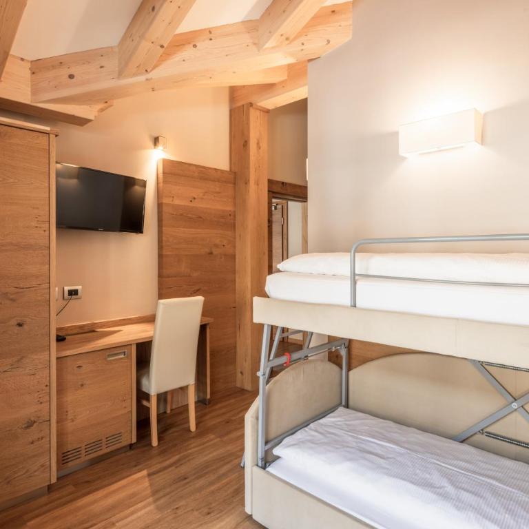 Albergo Belvedere - Camera Familiare con Balcone - 8