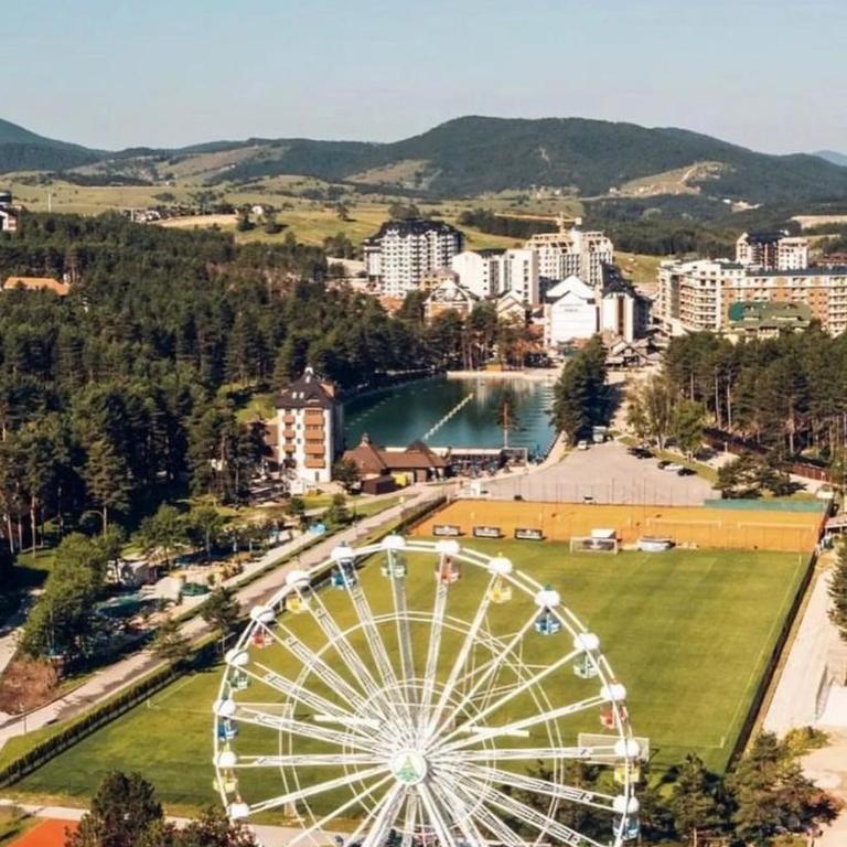 Bellevue Apartman na jezeru u samom centru Zlatibora ,terasa sa pogledom - Two-Bedroom Apartment - 8
