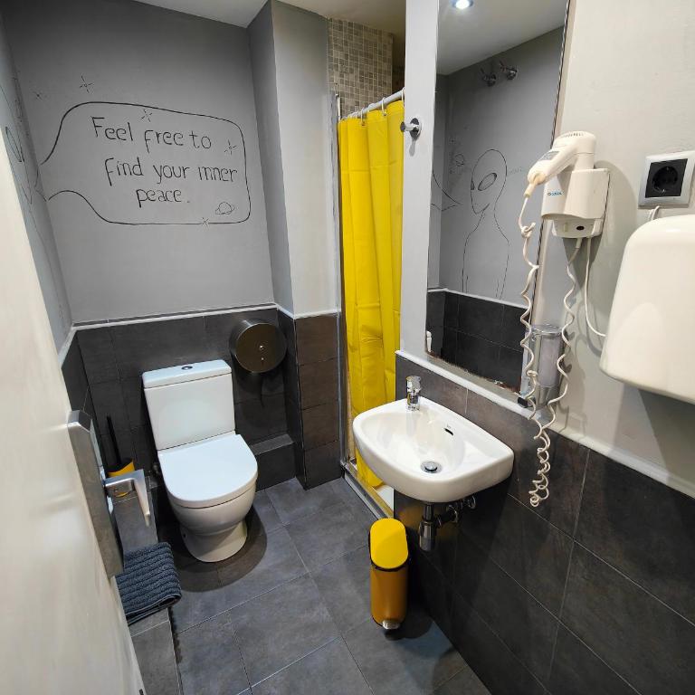 Free Hostels Barcelona - Bed in 4-Bed Mixed Dormitory Room with Shared Bathroom - 4
