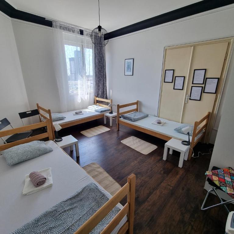 Downtown Belgrade Hostel and Apartments - Klasična Četvorokrevetna Soba - 5