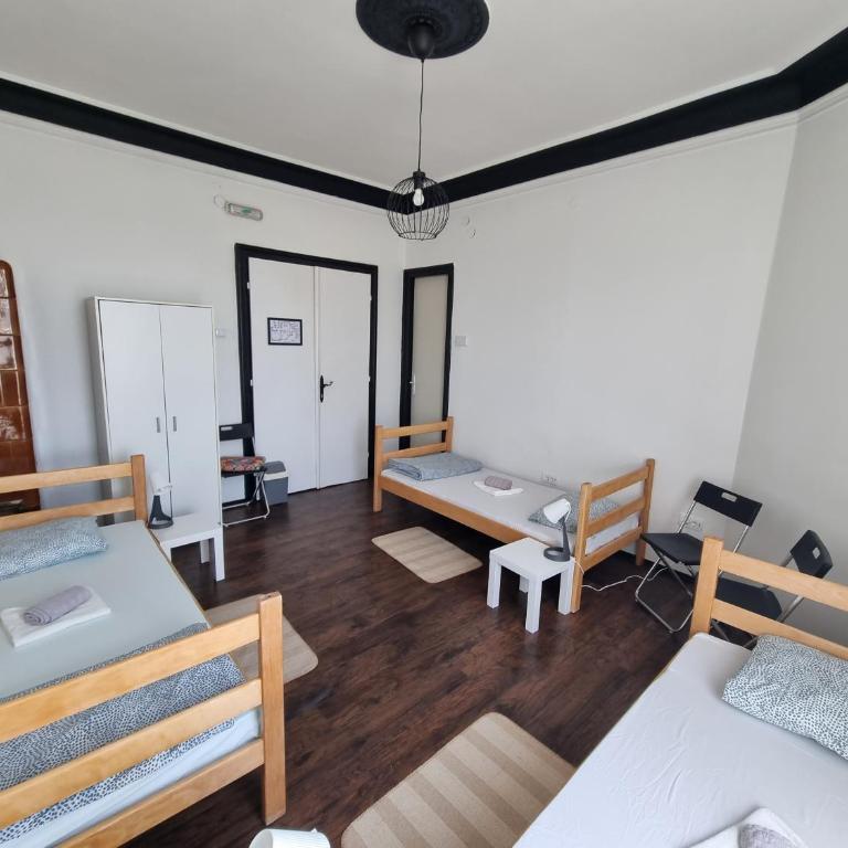 Downtown Belgrade Hostel and Apartments - Klasična Četvorokrevetna Soba - 4