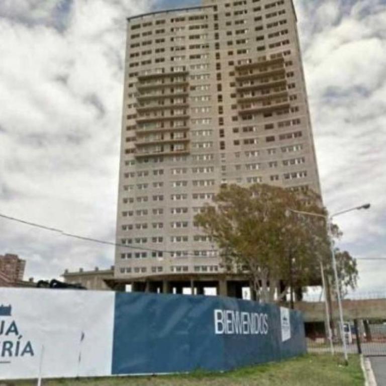 Costanera 3 dormitorios 2 cocheras estamos a 800 metros del centro - Apartamento de 3 dormitorios - 40