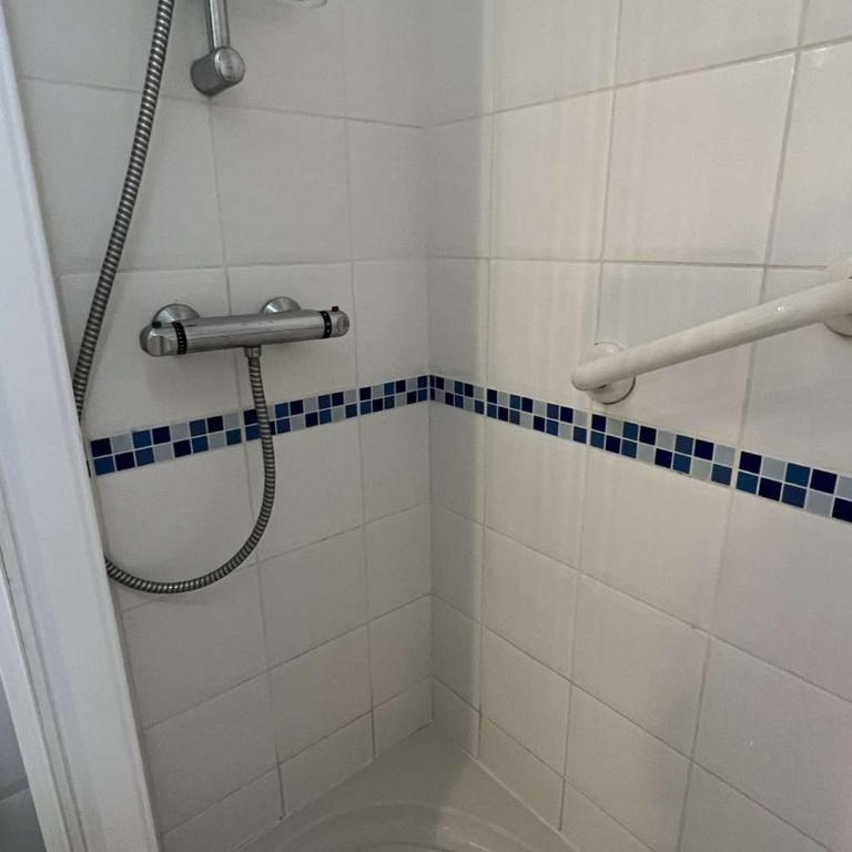 Studio cosy avec cabine, piscine, parking, lave-linge, proche plage et commerces. - FR-1-702-9 - Estudio - 12