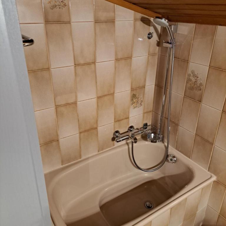 Rosi`s - Gemütliches Dachzimmer mit geringerer Raumhöhe - 8
