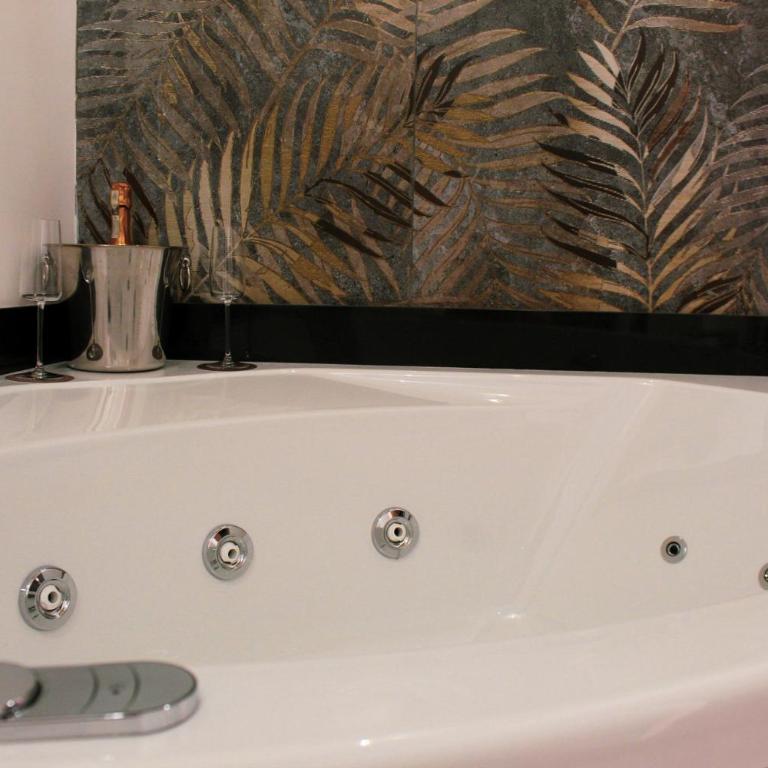 Lion Luxury rooms - Camera King con Vasca Idromassaggio - 2