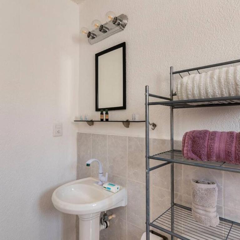 Micro Studio perfect for backpackers, couples, 3 min drive to Playa El Nino - One-Bedroom Apartment - 11
