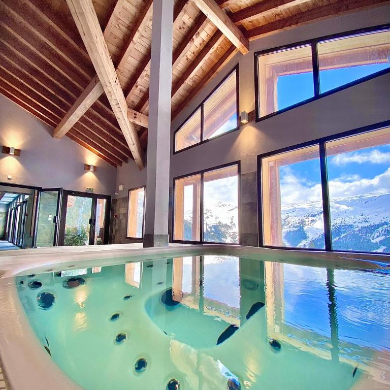 Vue panoramique sur les montagnes plein Sud - T2 Skis aux pieds, Piscine & Spa - Appartement 1 Chambre - 4