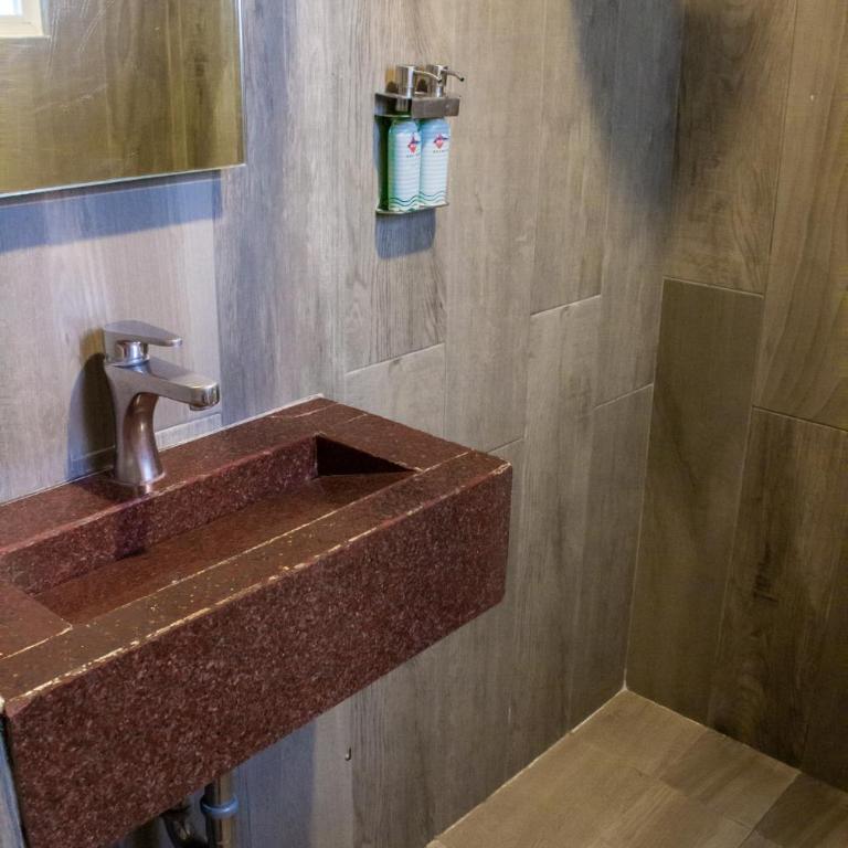 HOTEL MIRAMAR - Family Room with Bathroom - 8