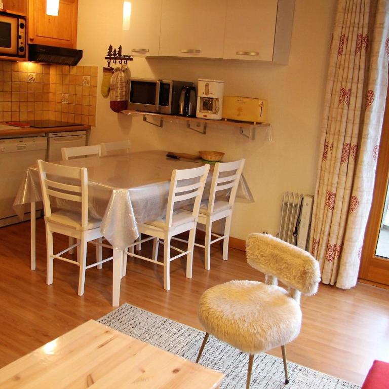 Appartement T2 Centre Village avec Balcon & Cheminée, Proche Piscine et Pistes - FR-1-459-72 - Appartement (5 Adultes) - 3