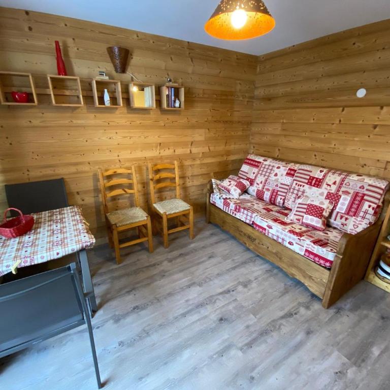 Studio cosy rénové au centre de La Clusaz, balcon, parking privé, proche commerces et pistes - FR-1-459-84 - Studio - 1