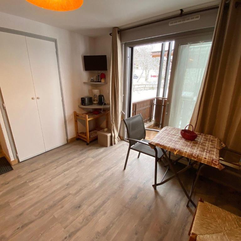 Studio cosy rénové au centre de La Clusaz, balcon, parking privé, proche commerces et pistes - FR-1-459-84 - Studio - 7