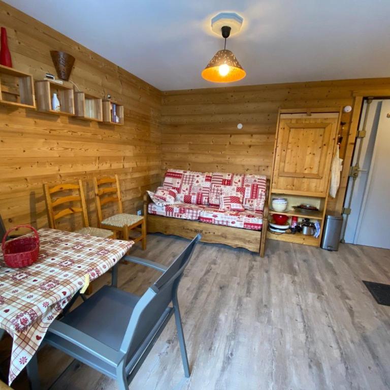 Studio cosy rénové au centre de La Clusaz, balcon, parking privé, proche commerces et pistes - FR-1-459-84 - Studio - 9