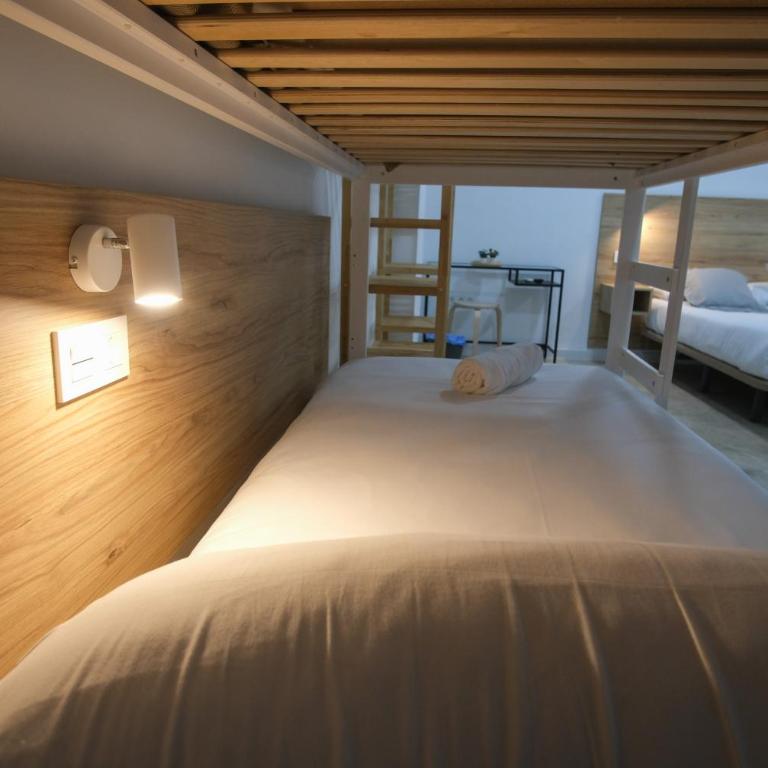 Urban Rooms Alicante - Quadruple Room with Shared Bathroom - 8
