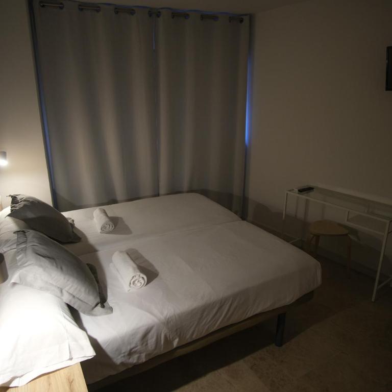 Urban Rooms Alicante - Standard Double Room with Shared Bathroom - 7