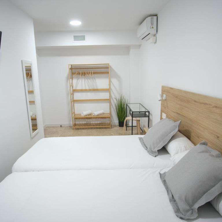 Urban Rooms Alicante - Standard Double Room with Shared Bathroom - 10