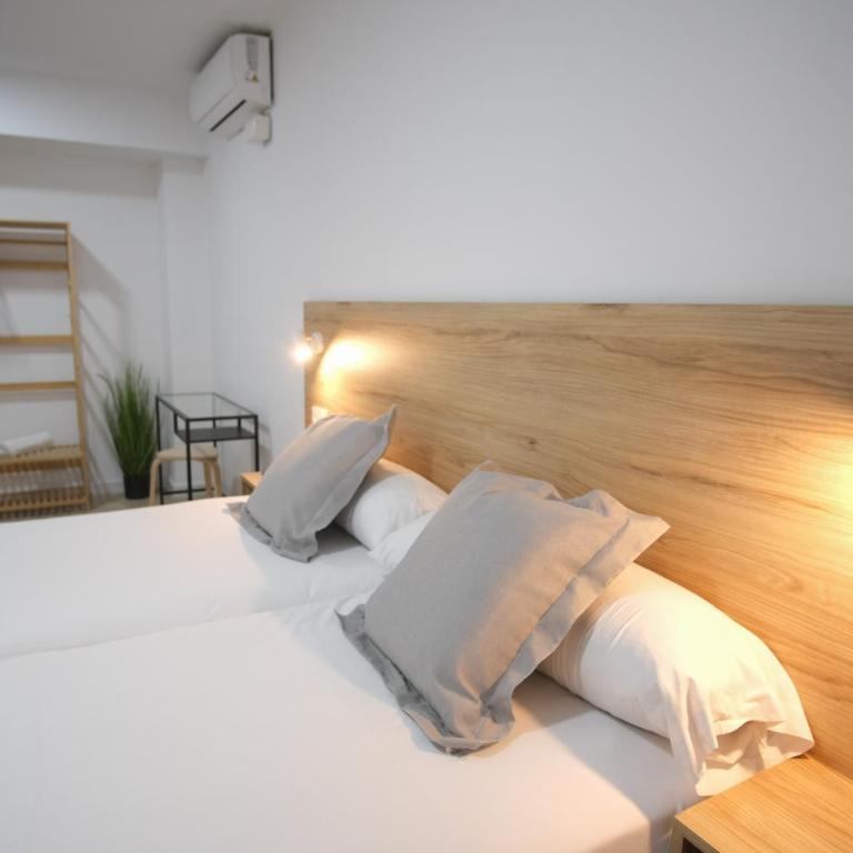 Urban Rooms Alicante - Standard Double Room with Shared Bathroom - 1