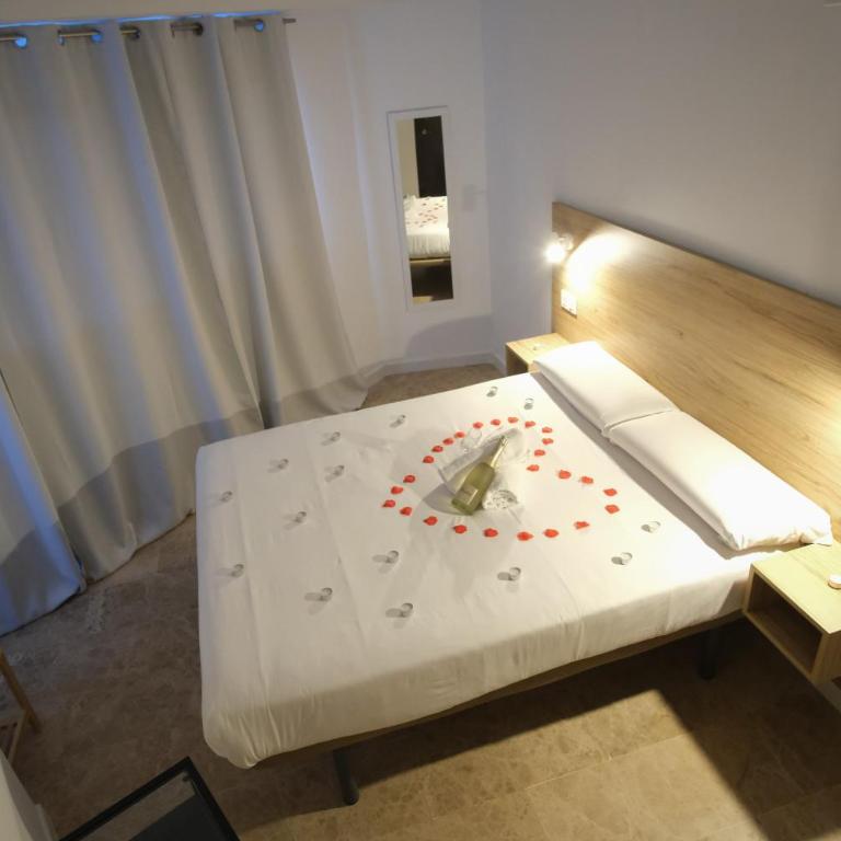 Urban Rooms Alicante - Standard Double Room with Shared Bathroom - 2