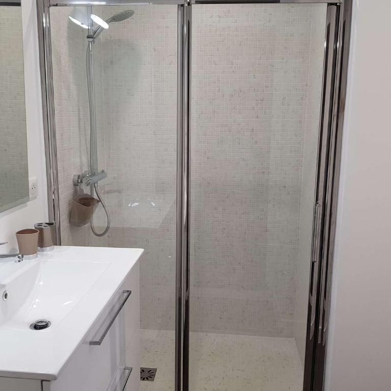 Bel Appartement Cœur de Ville, 6 Pers, Terrasse, Clim, Parking, à 400m de la Plage - FR-1-701-7 - Apartamento - 13