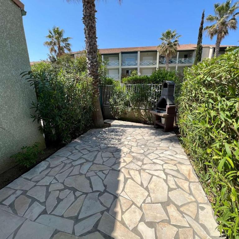 Charmant Pavillon avec Terrasse, Piscine et Parking, Proche Plage et Commerces - 6 pers. - FR-1-701-32 - Apartment - 2