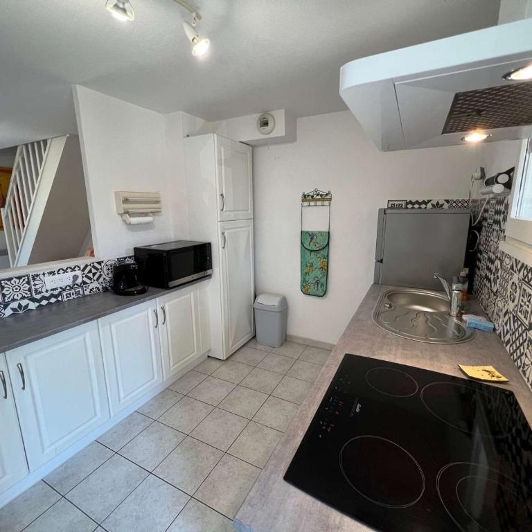 Charmant Pavillon avec Terrasse, Piscine et Parking, Proche Plage et Commerces - 6 pers. - FR-1-701-32 - Apartment - 6