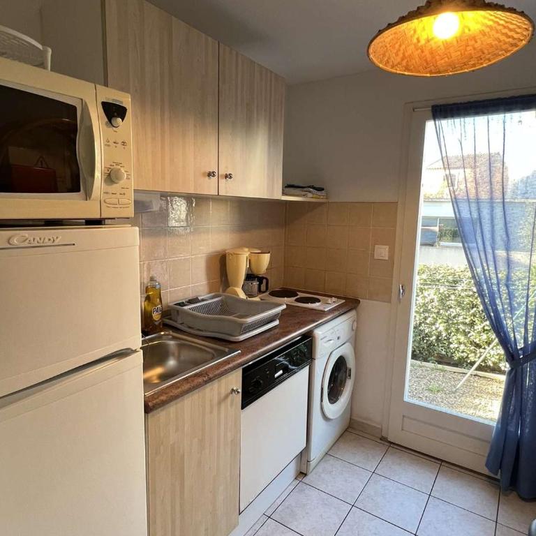 Pavillon à Valras-Plage avec Piscine, Jardinet, Proche Plage et Commerces, Capacité 6 Personnes - FR-1-701-23 - Appartamento - 12