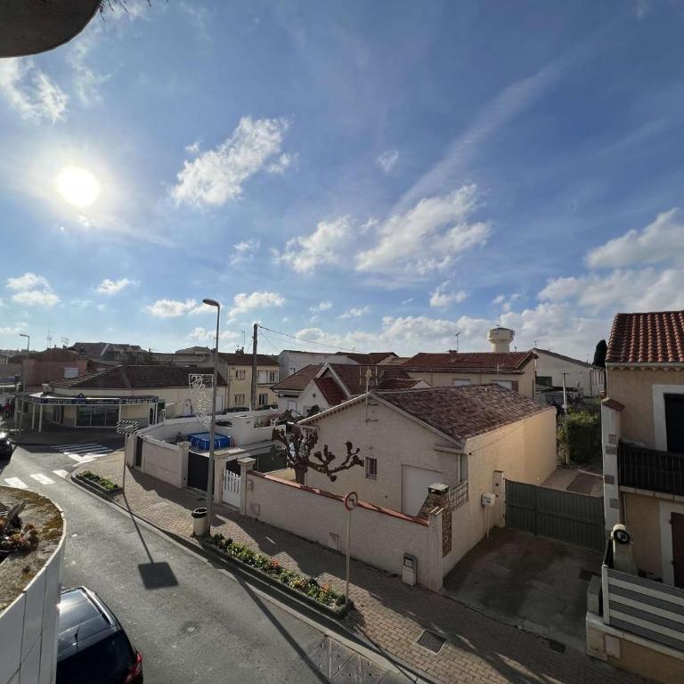 Charmant T2 en Centre-ville avec Piscine, Terrasse et Parking, à 500m de la Plage ! - FR-1-701-29 - Apartment - 4