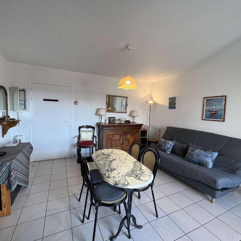 Charmant T2 en Centre-ville avec Piscine, Terrasse et Parking, à 500m de la Plage ! - FR-1-701-29 - Apartment - 6