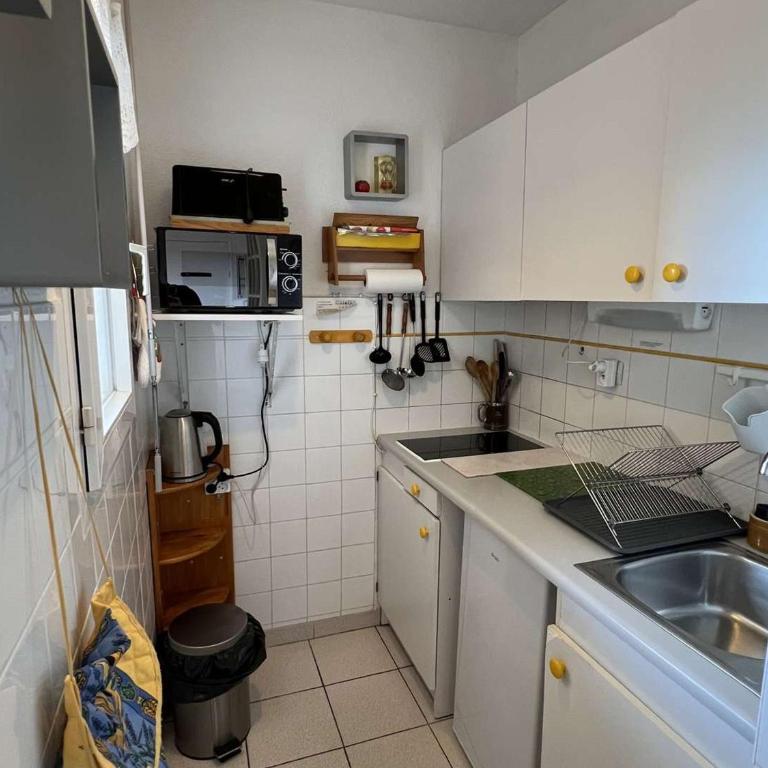 Charmant T2 en Centre-ville avec Piscine, Terrasse et Parking, à 500m de la Plage ! - FR-1-701-29 - Apartment - 8