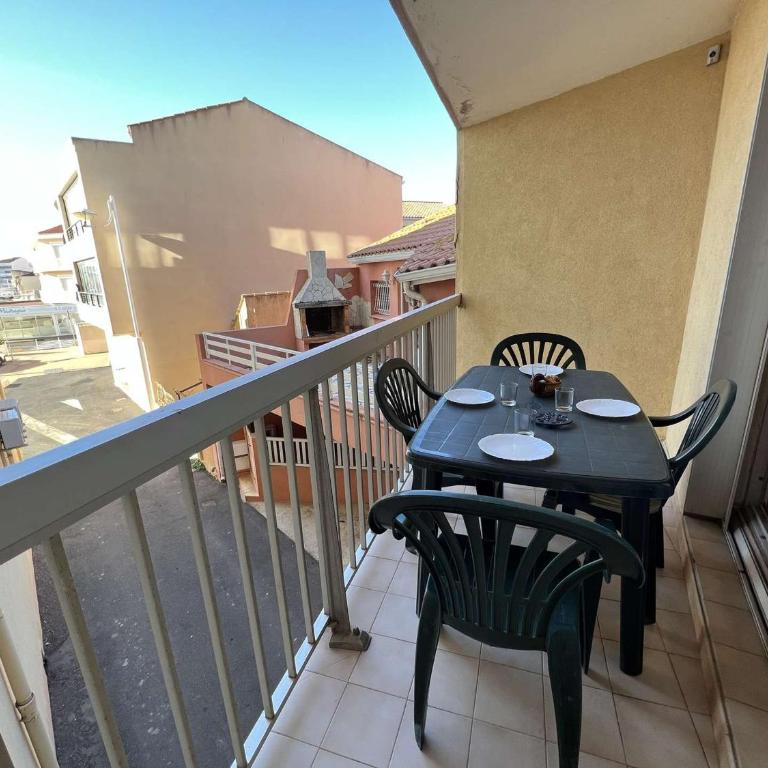 Appartement T2 proche centre, 6 pers. avec balcon, ascenseur, à 400m de la plage et 200m des commerces - FR-1-701-38 - Appartement - 2