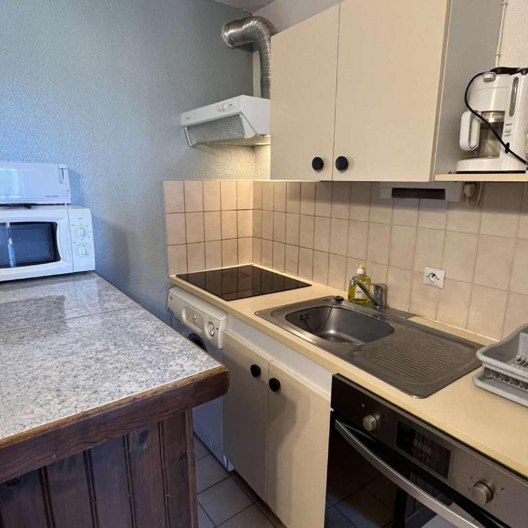 Appartement T2 proche centre, 6 pers. avec balcon, ascenseur, à 400m de la plage et 200m des commerces - FR-1-701-38 - Appartement - 6
