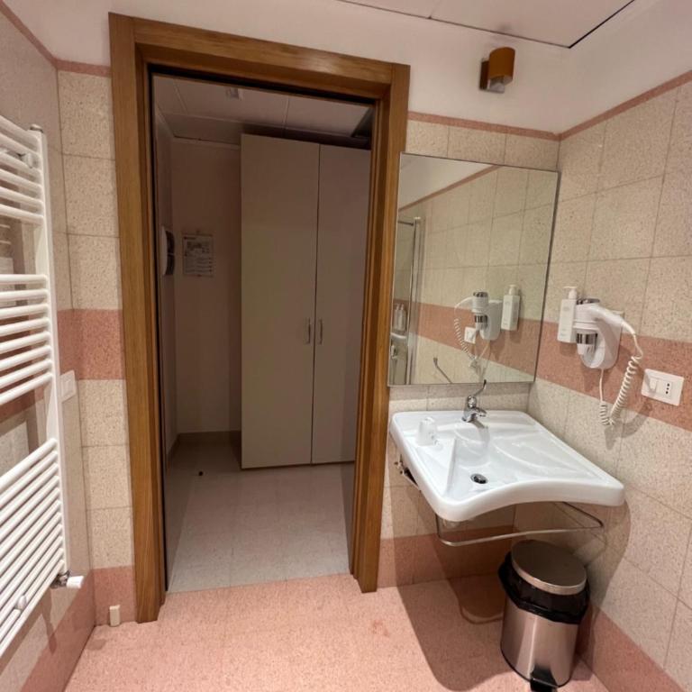 Domus Stella Maris - Casa per Ferie - Camera Matrimoniale/Doppia con Letti Singoli - Accesso Disabili - 1