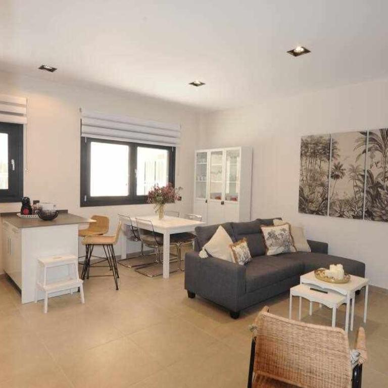 Estupendo Piso Nuevo en Playa Victoria - Apartamento de 3 dormitorios - 2