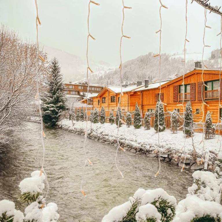 The Kaprun Edition - Luxury Chalets & Style Suites - Superior Chalet mit 4 Schlafzimmern am Flussufer - 3